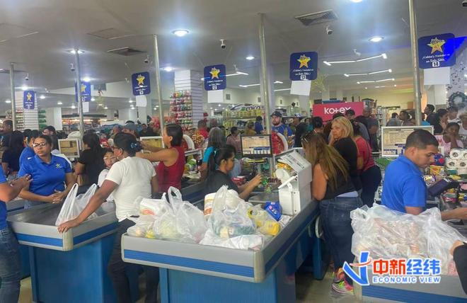 委内瑞拉华商亲历：顾客排队买生活物资，打火机快卖没了