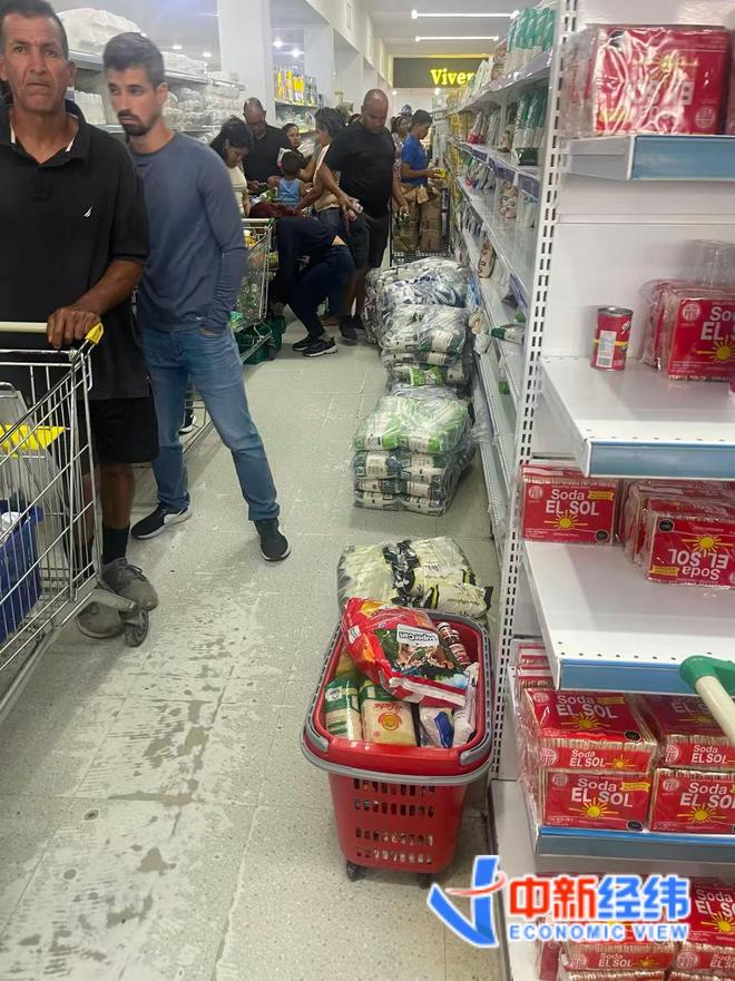 委内瑞拉华商亲历：顾客排队买生活物资，打火机快卖没了